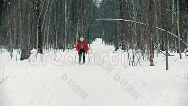 一位年轻的金发女郎穿着红色<strong>羽绒服</strong>在树林里努力滑雪